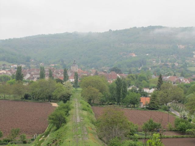 Blick zurück nach Cajarc. Gut zu sehen die stillgelegte Bahnlinie Cajarc - Cahors