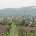 Blick zurück nach Cajarc. Gut zu sehen die stillgelegte Bahnlinie Cajarc - Cahors