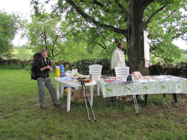 kleine Pilgerraststätte. Mäusi geniesst einen Kaffee. Hier könnte man Safran und Honig von der Region kaufen.