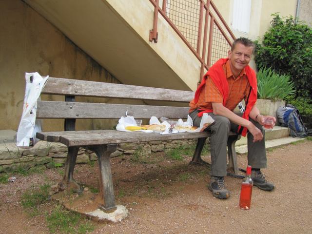 in einem kleinen Park haben wir ein Plätzchen gefunden, wo wir gemütlich Mittagessen können