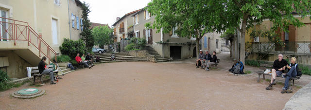 Breitbildfoto. MIttagessen mit anderen Pilger in Limogne en Quercy