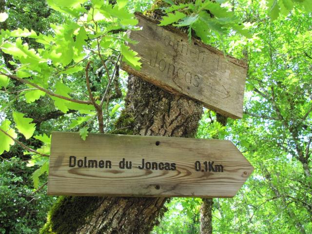 Wegweiser zu dem Dolmen du Joncas