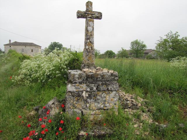 altes Steinkreuz auf dem chemin de Compostelle