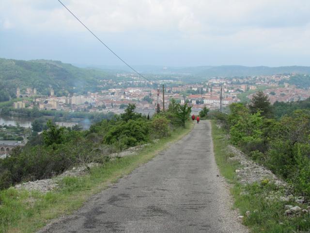 steil führt die Asphaltstrasse runter nach Cahors