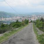 steil führt die Asphaltstrasse runter nach Cahors