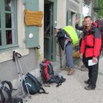 in diesem Häusschen nach der Brücke werden die Pilger empfangen