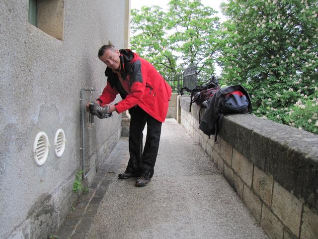 Franco beim Schuhe reinigen. Die Wege waren doch zum Teil sehr schlammig