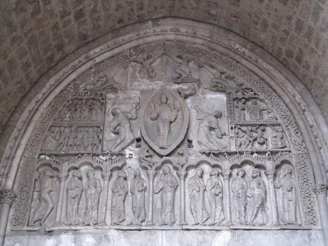 Tympanon mit Himmelfahrt Christi. Unten die elf Apostel. In der Mitte Maria. Rechts und Links der hl.Stephanus