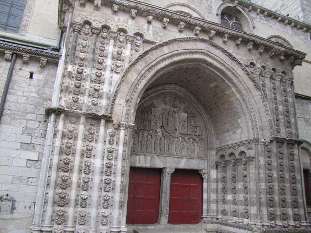das romanische Nordportal der Kathedrale St.Étienne aus dem 11. Jh.
