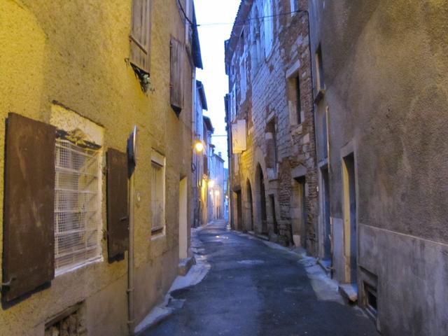 nach dem Essen auf dem Heimweg in der Altstadt von Cahors