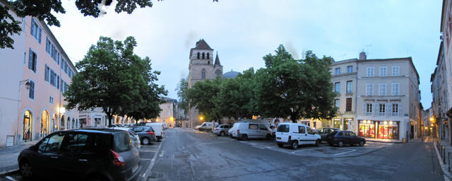 Breitbildfoto vom Place Chapou mit Kathedrale St.Étienne