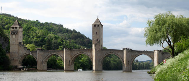 Breitbildfoto vom Pont Valentré. Die Brücke steht unter UNESCO Weltkulturerbe