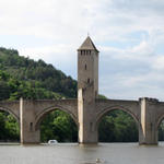 Breitbildfoto vom Pont Valentré. Die Brücke steht unter UNESCO Weltkulturerbe