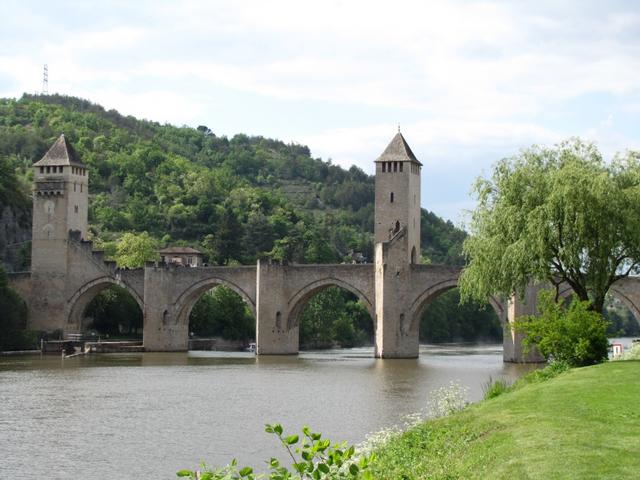 Pont Valentré mit ihren acht Bögen und drei Türmen eine der besterhaltene Brücke des Mittelalters