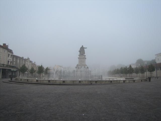 Nebelschwaden auf der Place Gambetta