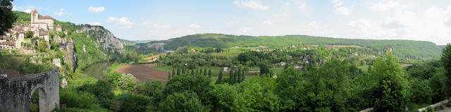 Breitbildfoto von St.Cirq Lapopie mit dem Fluss Lot