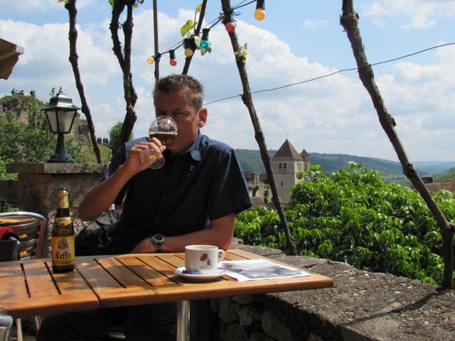 Franco geniesst ein Bierchen