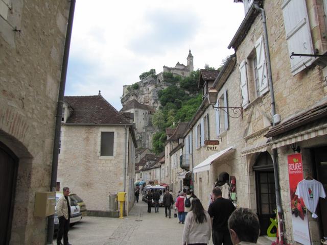 im Zentrum von Rocamadour mit Blick auf die Burg