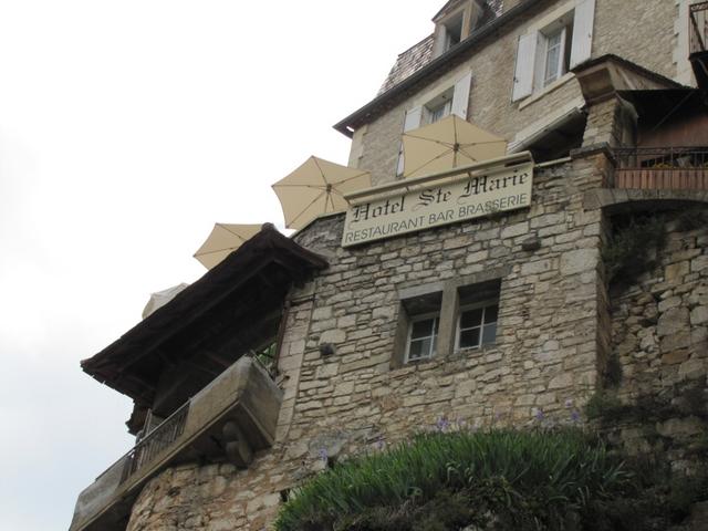 in diesem Aussichtsrestaurant haben wir etwas getrunken. Imposante Aussicht auf Rocamadour und die Schlucht