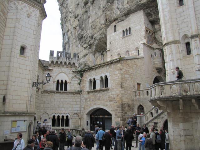 im Innenhof der Basilika Saint-Sauveur