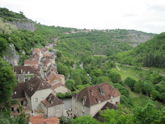 Blick von der Aussichtsterrasse auf Rocamadour und die Schlucht des Flusses Alzou