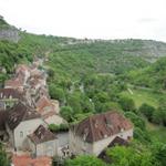 Blick von der Aussichtsterrasse auf Rocamadour und die Schlucht des Flusses Alzou