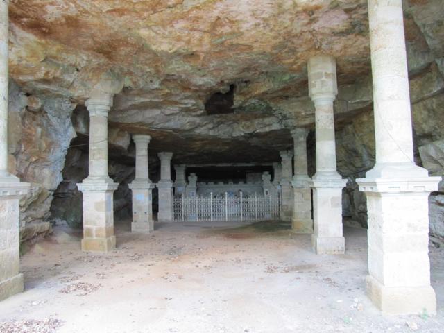 sogar in einer Höhle wurde eine Kirche gebaut