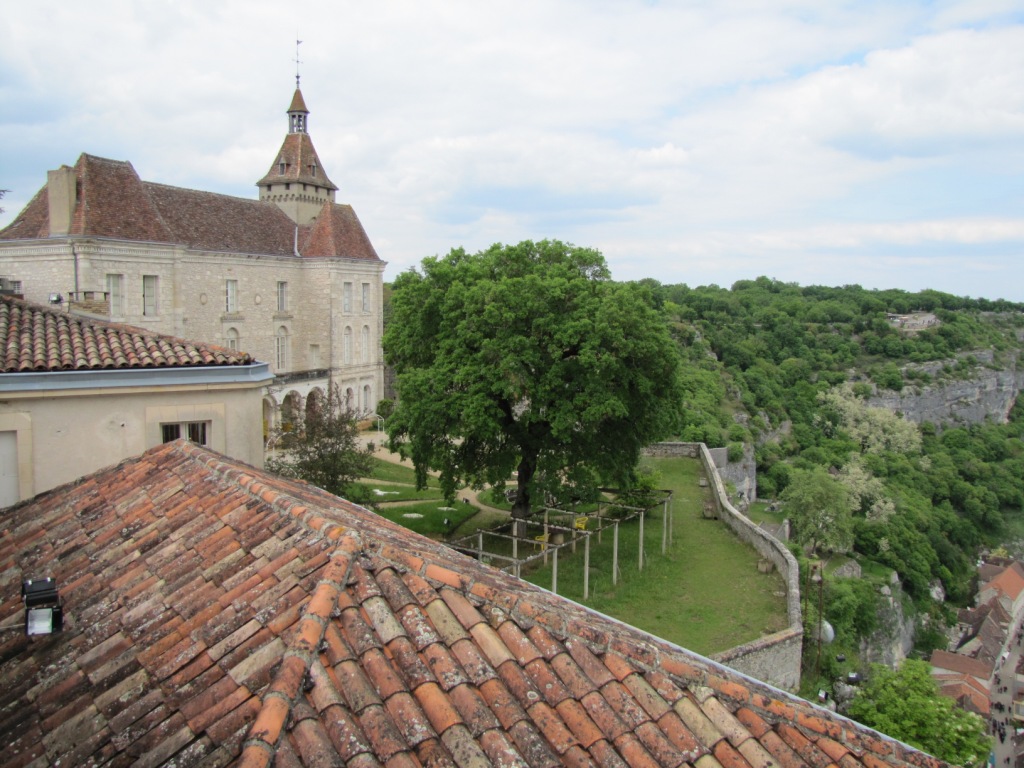 Blick auf die Burg mit Garten