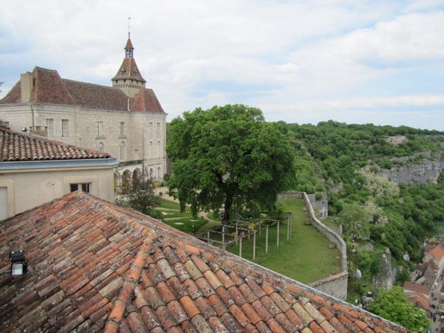 Blick auf die Burg mit Garten