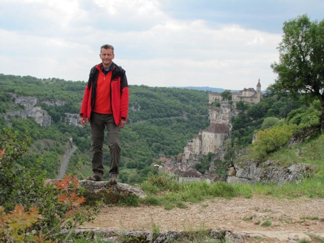 Franco am rande der Schlucht. Im Hintergrund Rocamadour