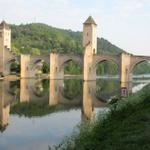 mit seinen acht Bögen und drei Türmen ist der Pont Valentré ein beachtliches Monument