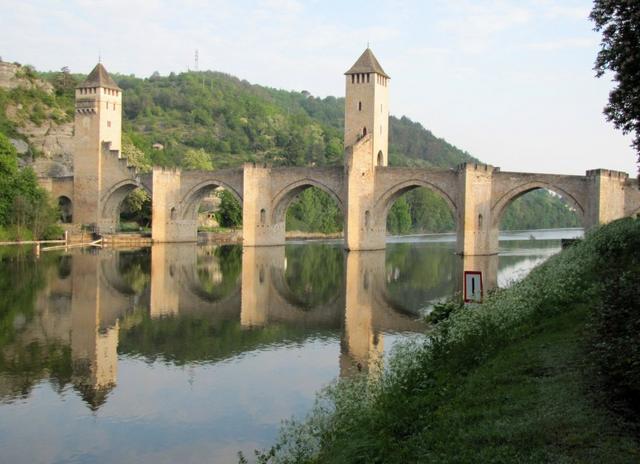 mit seinen acht Bögen und drei Türmen ist der Pont Valentré ein beachtliches Monument