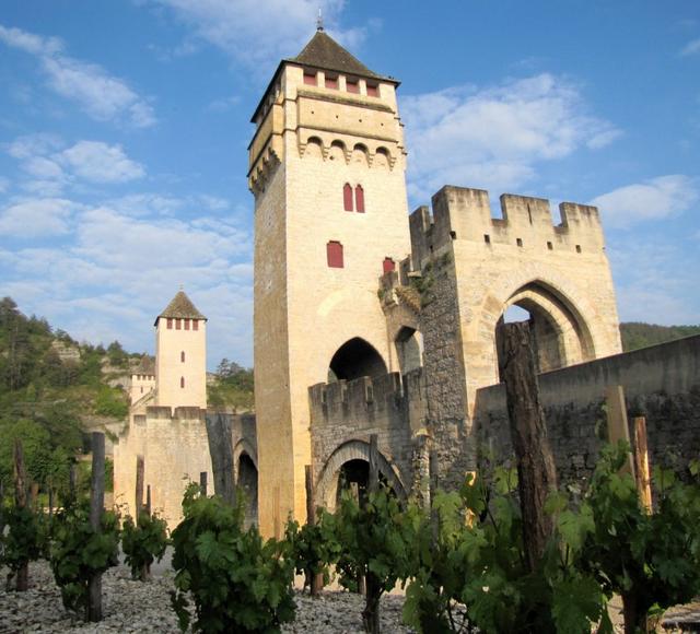 im Mittelalter besass Cahors um die ganze Stadt so eine Befestigungsmauer