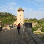 Mäusi läuft zielstrebig zum mittleren Turm. Wieso?