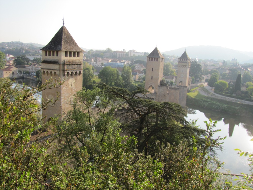auf Treppen am Steilufer des Lot, steigen wir serpentinartig aufwärts