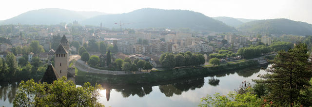 schönes Breitbildfoto von Cahors, dem Lot und der Pont Valentré