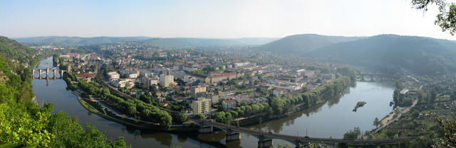 grandioses Breitbildfoto von Cahors vom Croix de Magne aus gesehen