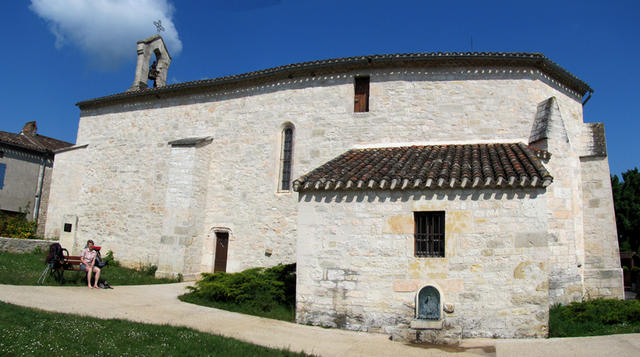 Breitbildfoto. Kirche Labastide-Marnhac mit Mäusi. Hier haben wir eine kleine Rast eingelegt