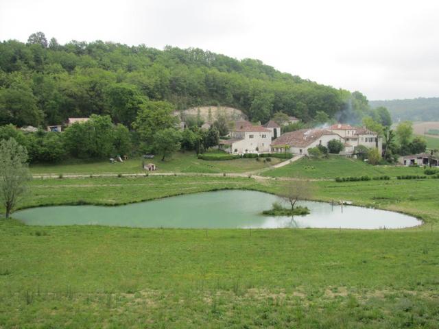 Blick zur "Domaine de Saint-Gery" mit eigenem See