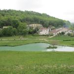 Blick zur "Domaine de Saint-Gery" mit eigenem See