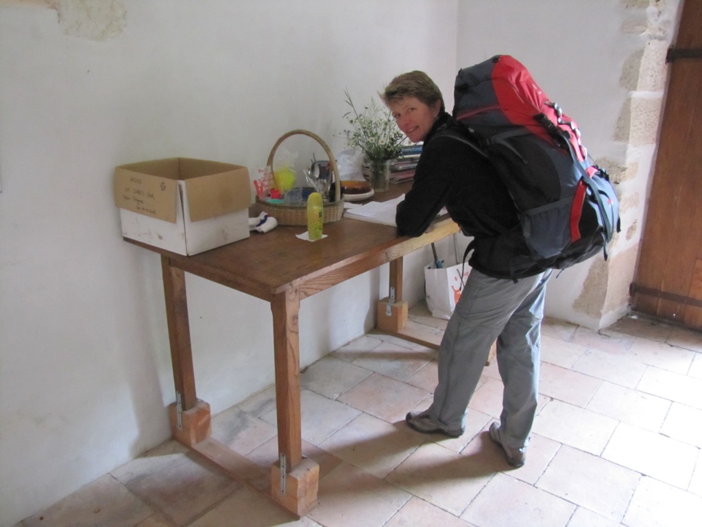 Mäusi schreibt sich im Buch der Kapelle ein