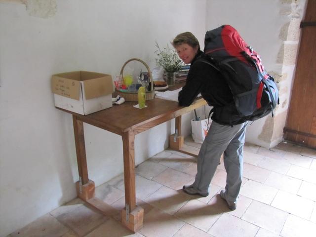 Mäusi schreibt sich im Buch der Kapelle ein