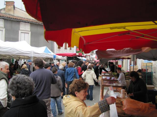 Aha, es ist Markttag in Montcuq