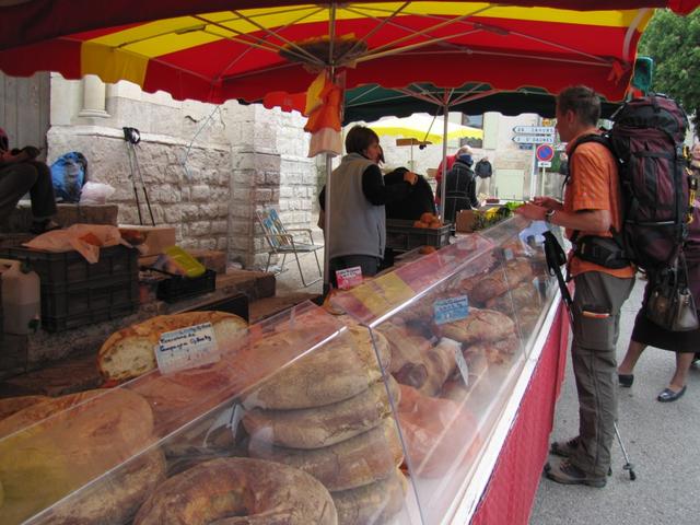 Franco kauft Brot ein