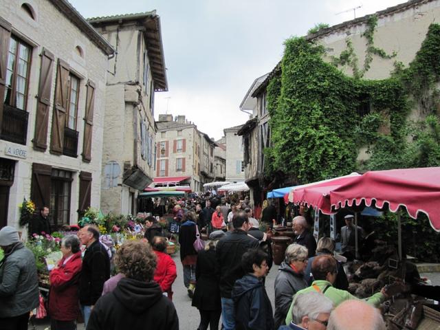 der Markt ist gut besucht. Es hat viele Engländer. Diese Region ist unter den Engländer als Feriendomizil beliebt