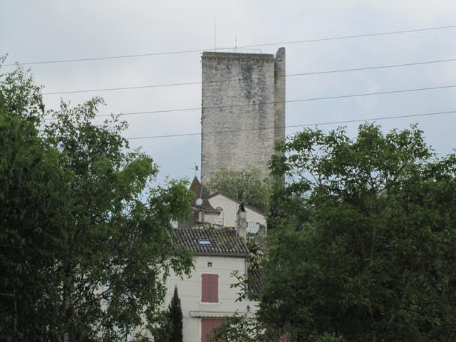 einzig der Donjon (Bergfried) der einstigen Burg blieb nach dem Hundertjährigem Krieg bestehen.