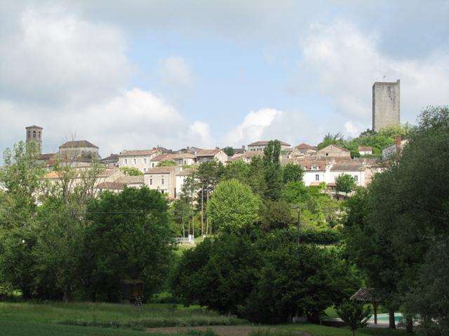 Blick zurück nach Montcuq mit Kirche und Turm. Montcuq hat uns gefallen. Schönes Dorf