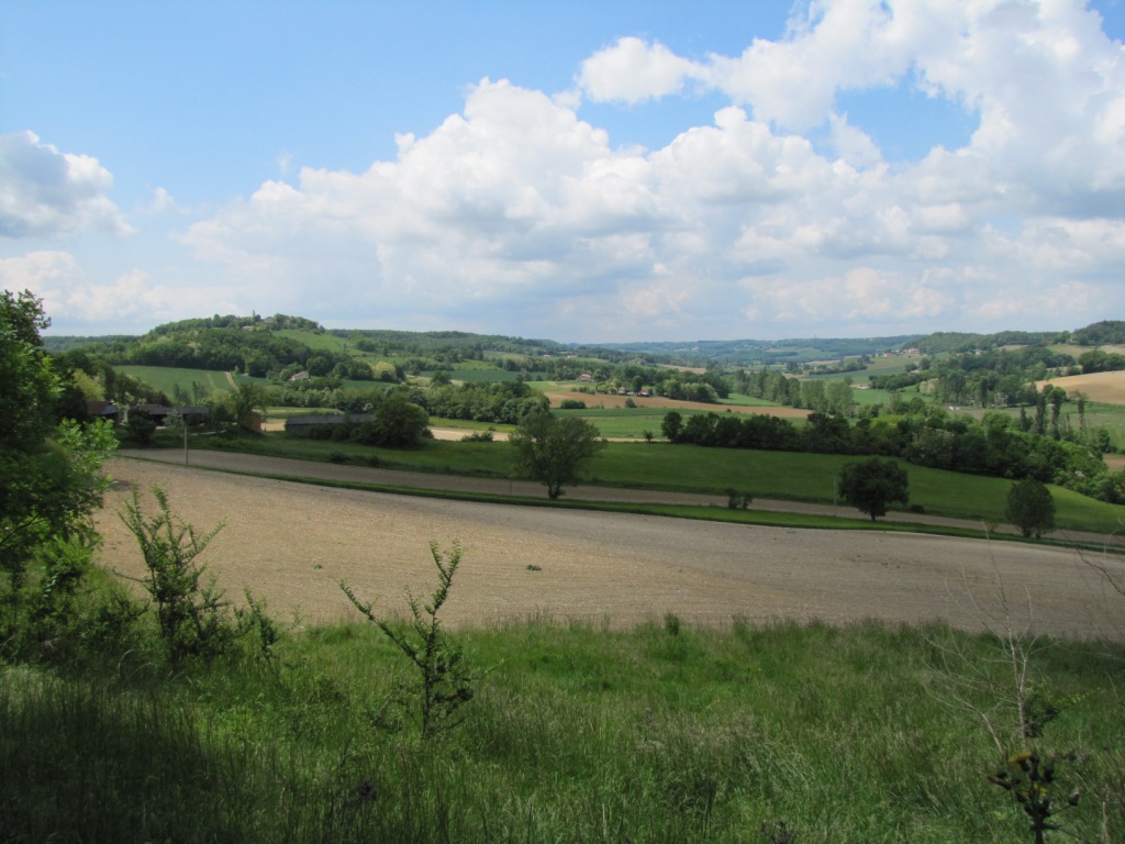 links auf dem Bild ist Montlauzun ersichtlich. Montlauzun war früher eine Bastide (Wehrdorf)