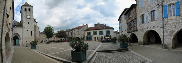 Breitbildfoto der Place Cornières in Lauzerte