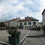 Breitbildfoto der Place Cornières in Lauzerte